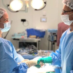 Dra. Marina e Dr. Ruy concluindo outra cirurgia com sucesso